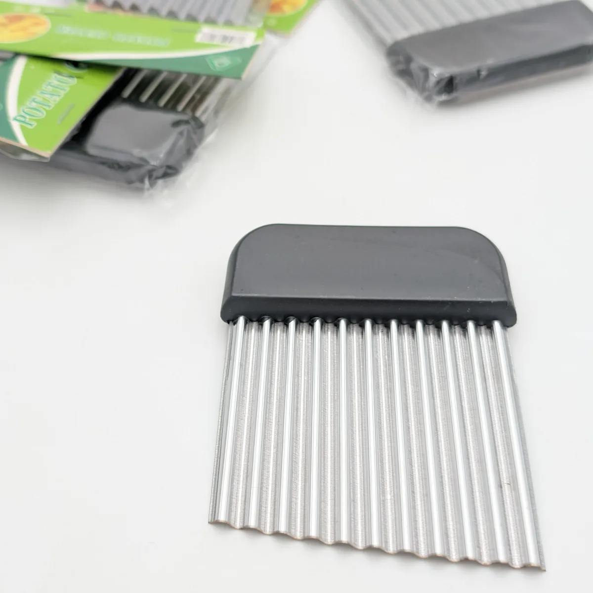کاتر سیب‌زمینی موجی با تیغه فلزی و دسته مشکی (Potato Cutter)